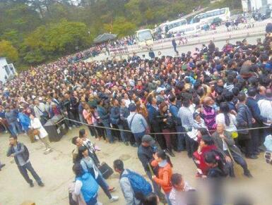 峨眉山接待游客數(shù)超承載量 景區(qū)暫停售票(圖)