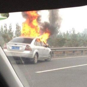成都繞城高速一轎車自燃 司機(jī)逃生轎車引燃綠化帶